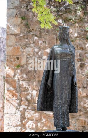 Statua della Principessa Kristina di Norvegia, di fronte alla Collegiata di San Cosme e San Damiano, Covarrubias, provincia di Burgos, Spagna. Foto Stock