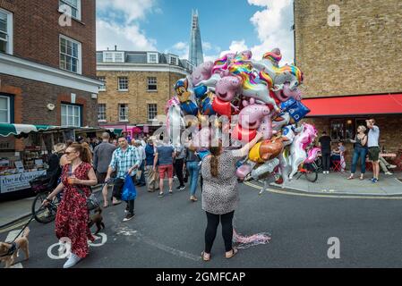 Londra, Regno Unito. 18 settembre 2021. Un venditore di palloncini al Bermondsey Street Festival, che è tornato dopo essere stato annullato nel 2020 a causa di problemi Covid-19. L'evento si presta come una festa cittadina in città con spettacoli dal vivo sul palco, bancarelle di venditori locali e uno spettacolo di cani. Credit: Stephen Chung / Alamy Live News Foto Stock