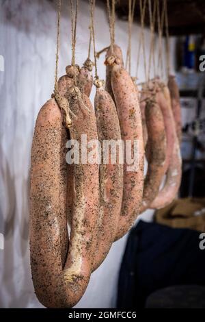 Essiccazione delle salsicce, macellazione tradizionale del maialino nero di Maiorca, Isole Baleari, Spagna. Foto Stock