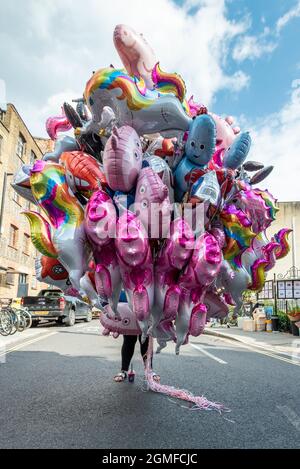 Londra, Regno Unito. 18 settembre 2021. Un venditore di palloncini al Bermondsey Street Festival, che è tornato dopo essere stato annullato nel 2020 a causa di problemi Covid-19. L'evento si presta come una festa cittadina in città con spettacoli dal vivo sul palco, bancarelle di venditori locali e uno spettacolo di cani. Credit: Stephen Chung / Alamy Live News Foto Stock