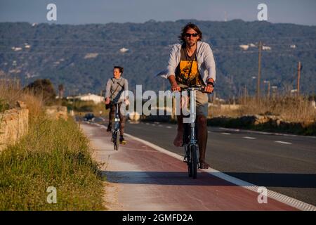 Ciclisti sulla strada principale, Formentera, Isole Pitiusas, Comunità Baleari, Spagna. Foto Stock