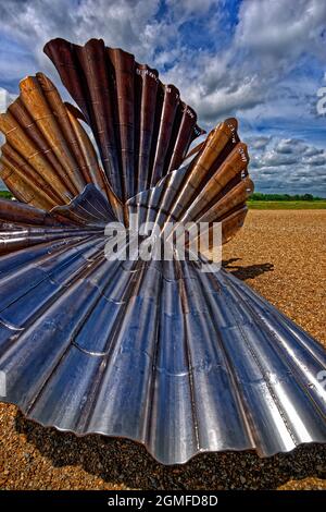 Il memoriale tributo a Benjamin Britten Scallop Shell sulla spiaggia di Aldeburgh, Suffolk, Inghilterra. Foto Stock