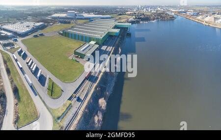 KREFELD / GERMANIA - 15 FEBBRAIO 2017 : ThyssenKrupp sta spedendo i loro prodotti dal porto di Krefeld, Germania Foto Stock