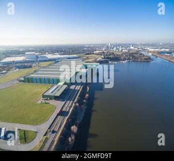 KREFELD / GERMANIA - 15 FEBBRAIO 2017 : ThyssenKrupp sta spedendo i loro prodotti dal porto di Krefeld, Germania Foto Stock