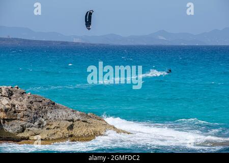 Kite surf sulla costa di tramuntana, Formentera, Isole Pitiusas, Comunità Baleari, Spagna. Foto Stock