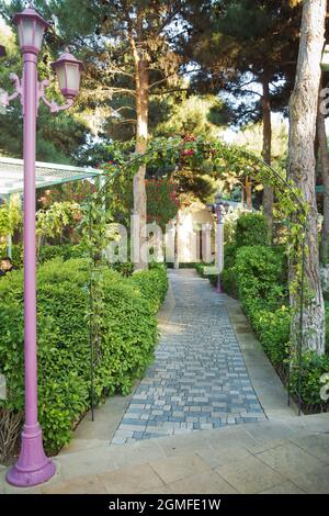 Splendido arredamento per matrimoni. Cerimonia, floristry e decorazione di sale, banchetti, archi di nozze . Arco di nozze forgiato. Arco di compleanno al coperto. D. Festivo Foto Stock