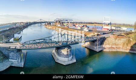 KREFELD / GERMANIA - 15 FEBBRAIO 2017 : lo storico ponte di pareggio collega Linn con il porto del Reno a Krefeld, Germania Foto Stock