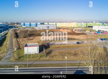 KREFELD / GERMANIA - 15 FEBBRAIO 2017 : ThyssenKrupp sta spedendo i loro prodotti dal porto di Krefeld, Germania Foto Stock