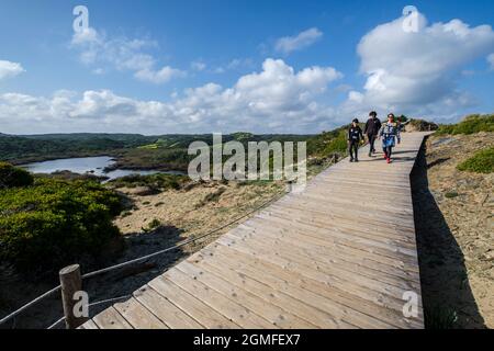 Passerella in legno a Cala Tortuga e bassa de Morella, Parco Naturale S'Albufera des Grau, Minorca, Isole Baleari, Spagna. Foto Stock