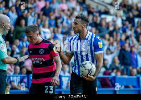 Sheffield, Regno Unito. 18 settembre 2021. Lee Gregory #9 di Sheffield Mercoledì si scontra con il linesman a Sheffield, Regno Unito il 9/18/2021. (Foto di James Heaton/News Images/Sipa USA) Credit: Sipa USA/Alamy Live News Foto Stock