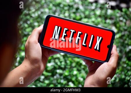 New Delhi, India - 19 settembre 2019: Smartphone donna con mano e logo Netflix. Netflix è un fornitore globale di film e serie in streaming Foto Stock