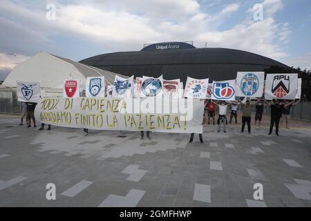 Casalecchio di Reno, Italia. 18 settembre 2021. Flash mob tifosi supporters squadre basket nazionali per ingesso senza limiti ai palazzi dello sport - foto Michele Nucci Credit: Independent Photo Agency/Alamy Live News Foto Stock