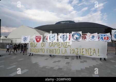 Casalecchio di Reno, Italia. 18 settembre 2021. Flash mob tifosi supporters squadre basket nazionali per ingesso senza limiti ai palazzi dello sport - foto Michele Nucci Credit: Independent Photo Agency/Alamy Live News Foto Stock