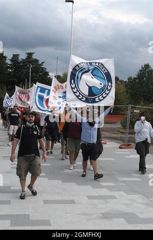 Casalecchio di Reno, Italia. 18 settembre 2021. Flash mob tifosi supporters squadre basket nazionali per ingesso senza limiti ai palazzi dello sport - foto Michele Nucci Credit: Independent Photo Agency/Alamy Live News Foto Stock