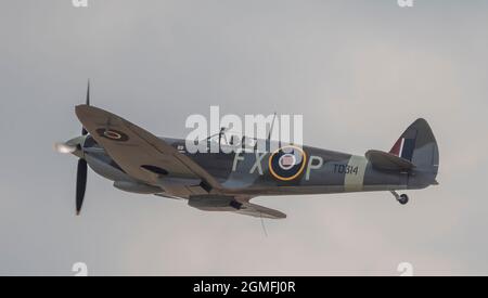 IWM Duxford, Cambridgeshire, Regno Unito. 18 settembre 2021. La Battaglia di Gran Bretagna Air Show si svolge il 18-19 settembre presso l'Imperial War Museum IWM Duxford, L'ex sito del RAF che ha giocato un ruolo centrale in alcuni dei giorni più drammatici della storia del XX secolo - che serviva da base per molti dei piloti di Spitfire e Hurricane durante la seconda Guerra Mondiale - con l'airshow con Spitfire degli anni '40, incluso questo HF Mk IX di Aero Legends. Credit: Malcolm Park/Alamy Live News Foto Stock