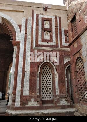 Colpo verticale di Alai Darwaza alla luce del giorno a Nuova Delhi, India Foto Stock