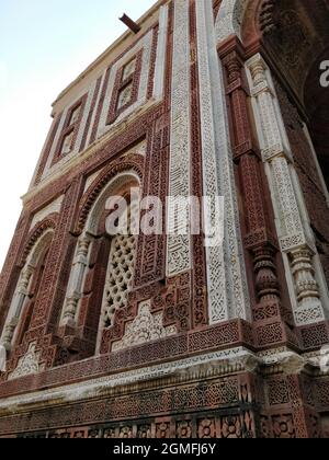 Colpo verticale di Alai Darwaza alla luce del giorno a Nuova Delhi, India Foto Stock