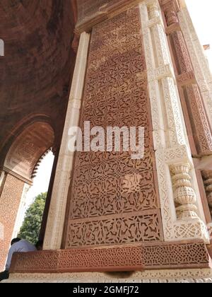 Foto verticale del muro incisione dettagli di Alai Darwaza a Nuova Delhi, India Foto Stock