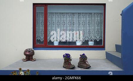 Finestra tradizionale, con fiori in scarpe, Isafjordur, Islanda Foto Stock