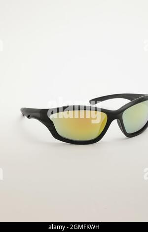 Primo piano di colorati Sport Sunglass isolato su sfondo bianco Foto Stock