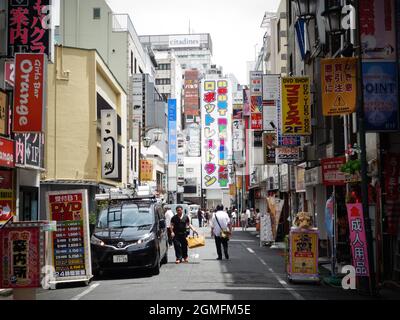Toyko, Giappone - lug 23 2015: Kabukicho rosso quartiere luce colorata affissione pubblicità sulla strada di giorno Foto Stock