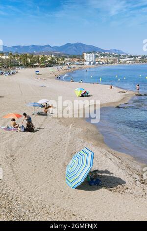 La Cala de Mijas, Costa del Sol, Provincia di Malaga, Andalusia, Spagna meridionale. Spiaggia. Foto Stock