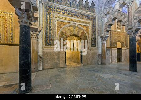 Cordoba, Provincia di Cordoba, Andalusia, Spagna meridionale. Interno della moschea, la Mezquita, che mostra il Mihrab, il punto più vicino alla Mecca che il Foto Stock