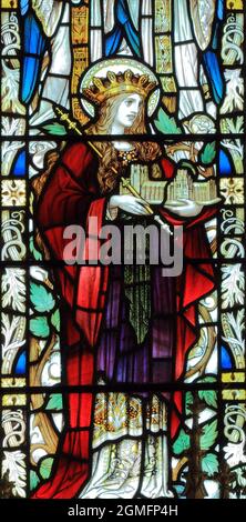 Sant'Etheldreda, Abbessa di Ely, VII secolo, Santa, vetrate, 1895, Blakeney Church, Norfolk, Inghilterra Foto Stock