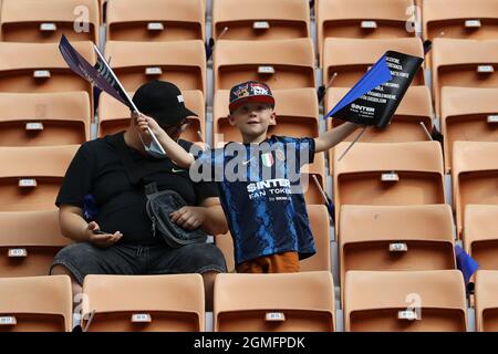 Milano, 18 settembre 2021. Un giovane tifoso del FC Internazionale si allatta durante la serie A Giuseppe Meazza, Milano. Il credito d'immagine dovrebbe essere: Jonathan Moscrop / Sportimage Foto Stock