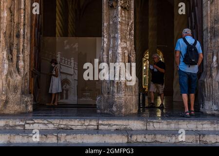 Palma de Mallorca, Spagna; settembre 10 2021: Interno del monumento architettonico la Lonja nella città di Palma de Mallorca, con i turisti all'interno di noi Foto Stock