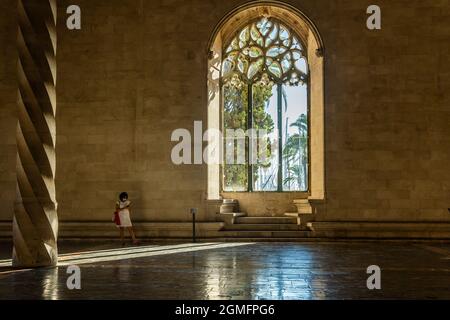 Palma de Mallorca, Spagna; settembre 10 2021: Interno del monumento architettonico la Lonja nella città di Palma de Mallorca, con i turisti all'interno di noi Foto Stock