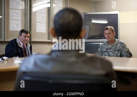 Il presidente Barack Obama incontra l'ambasciatore degli Stati Uniti Karl Eikenberry, di sinistra, e il Gen. Stanley McChrystal al al Bagram Air Field in Afghanistan, 28 marzo 2010. (Foto ufficiale della Casa Bianca di Pete Souza) questa fotografia ufficiale della Casa Bianca è resa disponibile solo per la pubblicazione da parte delle organizzazioni di notizie e/o per uso personale la stampa dal soggetto(i) della fotografia. La fotografia non può essere manipolata in alcun modo e non può essere utilizzata in materiali commerciali o politici, pubblicità, e-mail, prodotti, promozioni che in alcun modo suggeriscono l'approvazione o l'approvazione del presidente, il primo F. Foto Stock