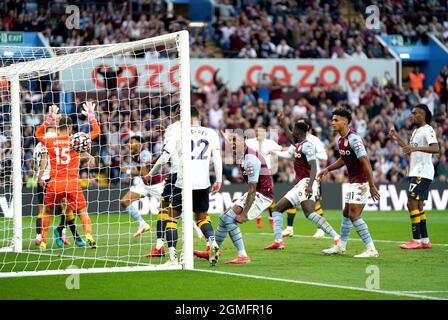 Ezri Konsa di Aston Villa festeggia dopo che Lucas Digne di Everton (non raffigurato) ha ottenuto un proprio goal durante la partita della Premier League a Villa Park, Birmingham. Data foto: Sabato 18 settembre 2021. Foto Stock