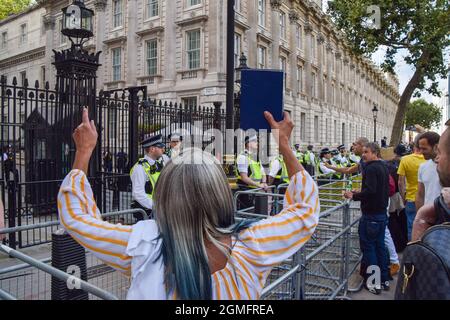 Londra, Regno Unito. 18 settembre 2021. Un manifestante tiene una bibbia fuori Downing Street. Le folle marciarono attraverso il centro di Londra e si radunarono fuori Downing Street per protestare contro i vaccini COVID-19, vaccinando i bambini e i passaporti per le vaccinazioni. Credit: Vuk Valcic / Alamy Live News Foto Stock