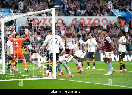 Ezri Konsa di Aston Villa festeggia dopo che Lucas Digne di Everton (non raffigurato) ha ottenuto un proprio goal durante la partita della Premier League a Villa Park, Birmingham. Data foto: Sabato 18 settembre 2021. Foto Stock