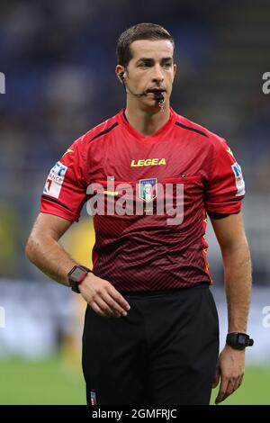 Milano, 18 settembre 2021. L'arbitro Giovanni Ayroldi durante la serie A a a Giuseppe Meazza, Milano. Il credito d'immagine dovrebbe essere: Jonathan Moscrop / Sportimage Foto Stock