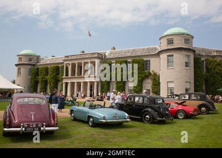 Auto d'epoca classiche parcheggiate di fronte a Goodwood House, West Sussex, Inghilterra, Regno Unito Foto Stock