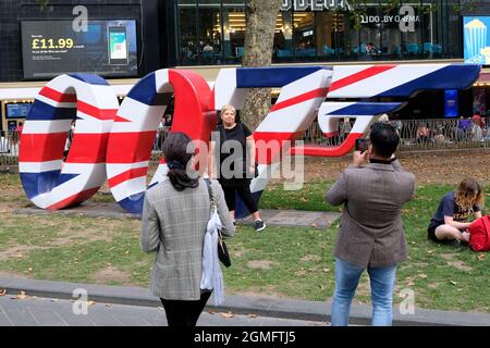 Leicester Square, Londra, Regno Unito. 18 settembre 2021. No Time To Die, il 25° film di James Bond uscirà il 30 settembre. Credit: Matthew Chattle/Alamy Live News Foto Stock