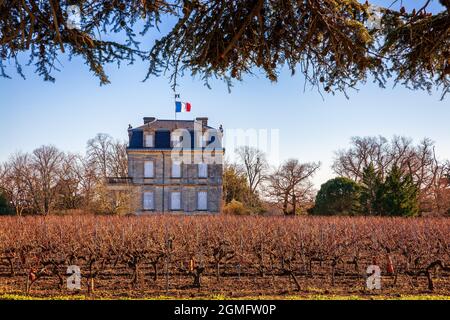 la torre del castello tour de by è un vecchio faro costruito nel 1825 nel mezzo dei vigneti. Foto Stock