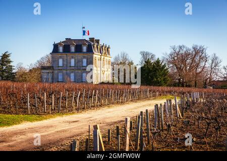 la torre del castello tour de by è un vecchio faro costruito nel 1825 nel mezzo dei vigneti. Foto Stock