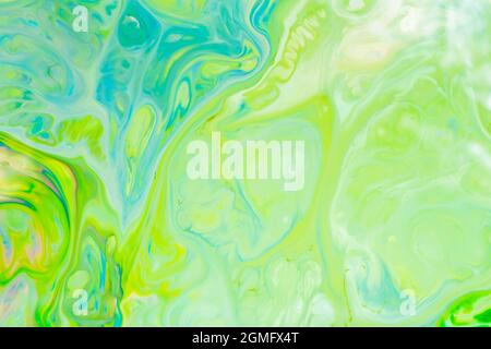 Sfondo verde fluido art. Modello astratto liquido con UFO verde. Struttura in marmo della superficie liquida. Arte fluida Foto Stock