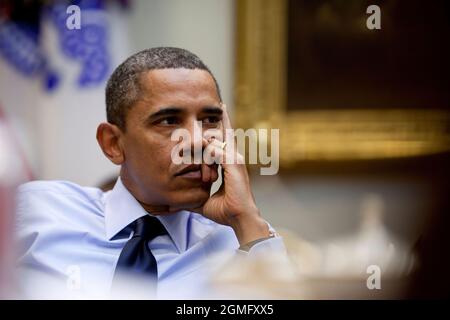 Il Presidente Barack Obama riceve un briefing economico nella Sala Roosevelt della Casa Bianca, 2 settembre 2010. (Foto ufficiale della Casa Bianca di Pete Souza) questa fotografia ufficiale della Casa Bianca è resa disponibile solo per la pubblicazione da parte delle organizzazioni di notizie e/o per uso personale la stampa dal soggetto(i) della fotografia. La fotografia non può essere manipolata in alcun modo e non può essere utilizzata in materiali commerciali o politici, pubblicità, e-mail, prodotti, promozioni che in alcun modo suggeriscono l'approvazione o l'approvazione del presidente, della prima famiglia, o della Casa Bianca. Foto Stock