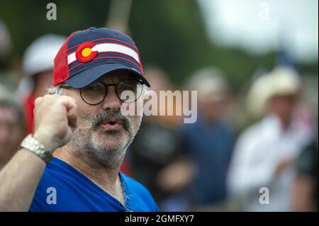 Washington, Stati Uniti. 18 settembre 2021. Un dimostratore canta 'USA' al di fuori del Campidoglio degli Stati Uniti come parte del rally Look Ahead America 'JusticeforJ6' in Union Square sabato 18 settembre 2021. Più di 600 persone sono state accusati nella manifestazione pro-Trump del 6 gennaio 2021 che si è trasformata in una sommossa al Campidoglio ferendo 140 poliziotti e causando la morte di cinque persone. Foto di Bonnie Cash/UPI Credit: UPI/Alamy Live News Foto Stock