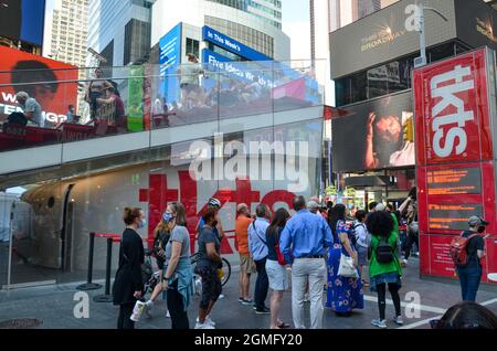 New York, Stati Uniti. 18 settembre 2021. I fan di Broadway sono entusiasti e schierati di fronte al banco TKTS di New York City per ottenere i loro biglietti per lo spettacolo di broadway mentre i migliori spettacoli di Broadway tornano dopo 18 mesi di chiusura il 18 settembre 2021. (Foto di Ryan Rahman/Pacific Press) Credit: Pacific Press Media Production Corp./Alamy Live News Foto Stock