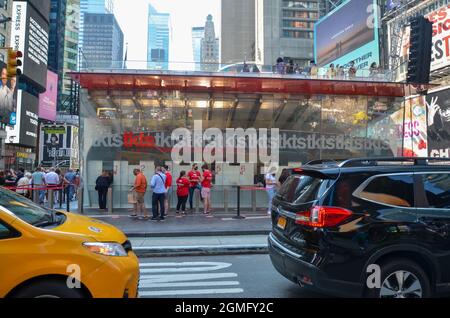 New York, Stati Uniti. 18 settembre 2021. I fan di Broadway sono entusiasti e schierati di fronte al banco TKTS di New York City per ottenere i loro biglietti per lo spettacolo di broadway mentre i migliori spettacoli di Broadway tornano dopo 18 mesi di chiusura il 18 settembre 2021. (Foto di Ryan Rahman/Pacific Press) Credit: Pacific Press Media Production Corp./Alamy Live News Foto Stock