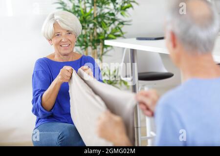 asciugamano pieghevole per coppia nella moderna lavanderia Foto Stock