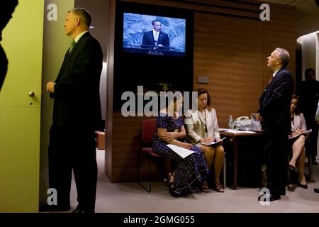 La gente ascolta il backstage mentre il presidente Barack Obama si rivolge all'Assemblea generale delle Nazioni Unite alle Nazioni Unite a New York, N.Y., 23 settembre 2010. (Foto ufficiale della Casa Bianca di Pete Souza) questa fotografia ufficiale della Casa Bianca è resa disponibile solo per la pubblicazione da parte delle organizzazioni di notizie e/o per uso personale la stampa dal soggetto(i) della fotografia. La fotografia non può essere manipolata in alcun modo e non può essere utilizzata in materiali commerciali o politici, pubblicità, e-mail, prodotti, promozioni che in alcun modo suggeriscono l'approvazione o l'approvazione del presidente, il primo F. Foto Stock