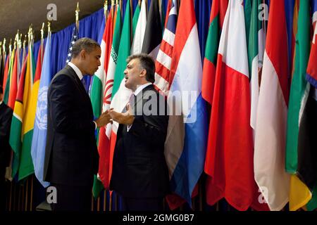 Il presidente Barack Obama parla con il presidente turco Abdullah Gul ad un pranzo ospitato dal segretario delle Nazioni Unite Ban Ki-Moon alle Nazioni Unite, New York, N. Y., 23 settembre 2010.(Foto ufficiale della Casa Bianca di Pete Souza) Questa fotografia ufficiale della Casa Bianca è resa disponibile solo per la pubblicazione da parte delle organizzazioni di stampa e/o per uso personale per la stampa da parte del soggetto(i) della fotografia. La fotografia non può essere manipolata in alcun modo e non può essere utilizzata in materiali commerciali o politici, pubblicità, e-mail, prodotti, promozioni che in alcun modo suggeriscono l'approvazione o l'approvazione del Pr Foto Stock