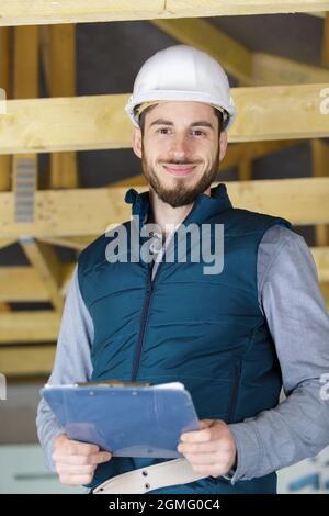 Ispettore edificio guardando alla nuova proprietà Foto Stock