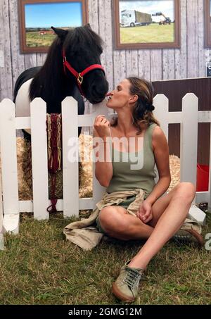 Oxford, UK, 18 settembre 2021, Francesca Cumania al Blenheim Palace International Horse Trials portato a voi dal Jockey Club tenuto nel parco di Blenheim Palace, nel villaggio di Woodstock vicino Oxford in Regno Unito tra il 16 e il 19 settembre 2021 Credit: Peter Nixon/Alamy Live News Foto Stock